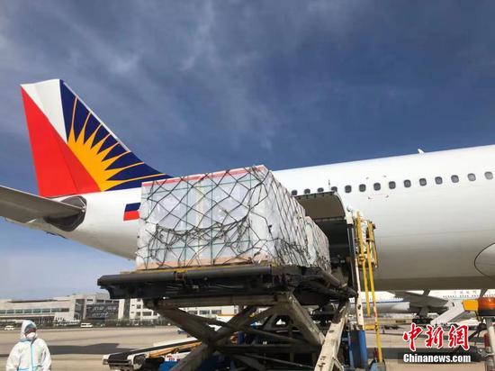当地时间3月29日上午，菲律宾航空公司PR361航班，正在北京装载全菲民众高度关注的菲律宾政府向中国采购的首批科兴疫苗。当天下午4时，这批疫苗运抵马尼拉维拉莫尔军用基地。 中新社发 菲律宾航空公司供图