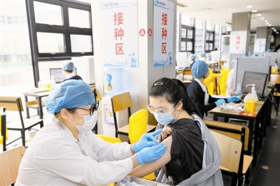 3月28日，位于泰达科技发展集团科技发展中心和天津经开区西区投资服务中心的两个疫苗临时接种点正式开始大规模疫苗接种工作。 记者 周伟摄