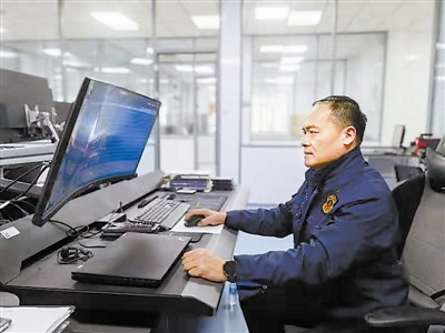 鲁志宝在工作中。 应急管理部天津消防研究所供图