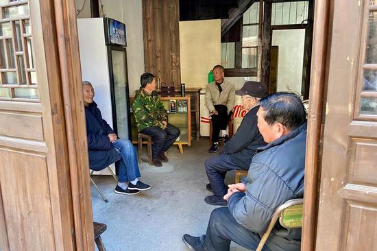 老街上的一户人家里，五位老人围坐一起聊天。项菁 摄