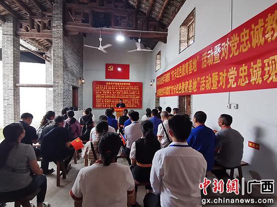 图为全体党员在鲜红的党旗下接受精神洗礼。陈海清 文程程  供图