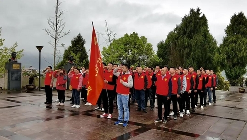 三门亭旁开展重温入党誓词 鲍人胜 摄