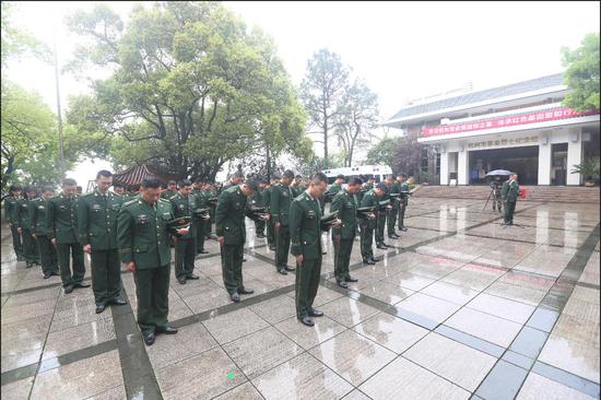 武警浙江省总队杭州支队开展祭扫活动。郭其钰 摄
