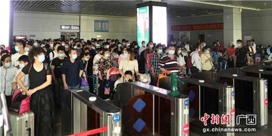 桂林火车站候车室旅客排队等候检票进站。李倩 摄