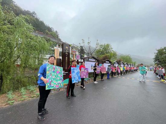 活动现场，村民展示农民画。张斌 摄