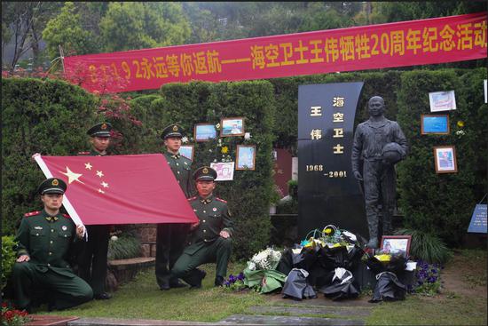武警浙江省总队机动支队开展祭扫活动。冯晨磊 摄