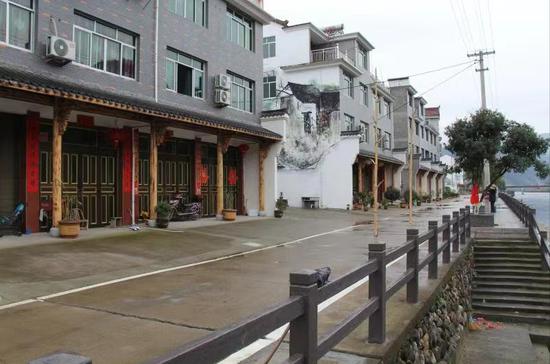 云和县黄处村建成的旅游中心和生态停车场。魏建荣 摄