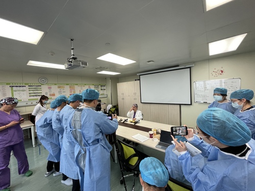 专家接受记者采访。张煜欢 摄