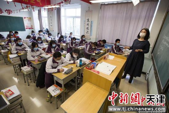 资料图：学生在教室内上课(图文无关)。 中新社记者 张云 摄
