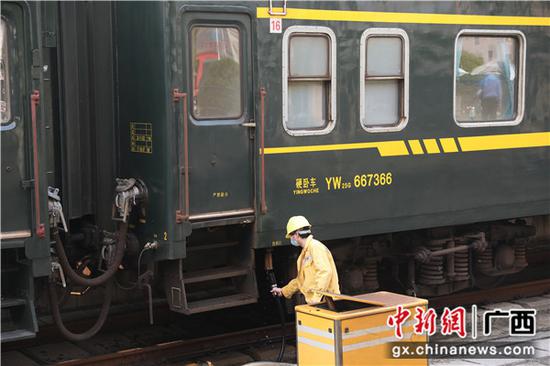 桂林火车站上水工为旅客列车上水。李倩 摄