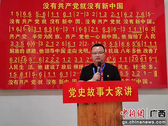 图1：头排镇党委副书记、人大主席黎胜全为党员们上了一堂微党课。陈海清 文程程  供图