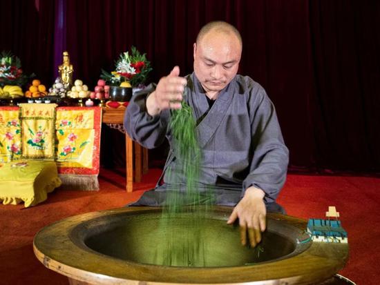 2021年法净禅茶正式开采。灵隐寺供图