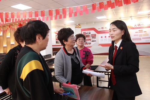 鹿城法院关爱老年人，开展“送法进社区活动”。  洪叶 摄