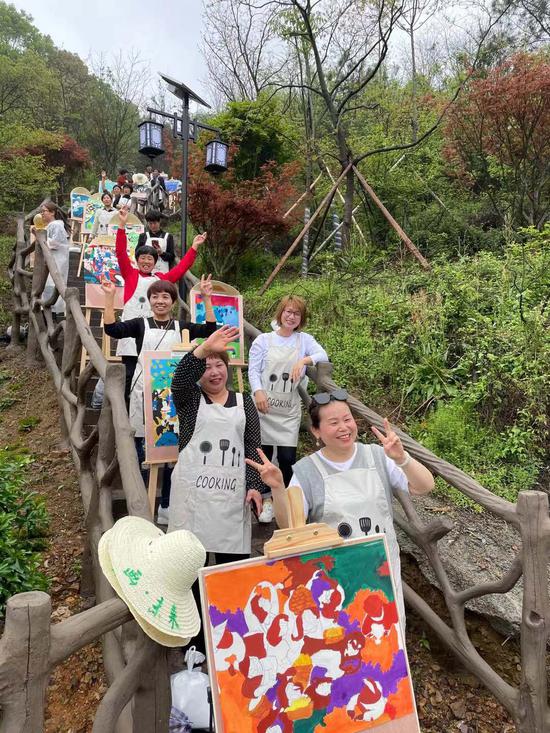 活动现场，村民展示农民画。张斌 摄