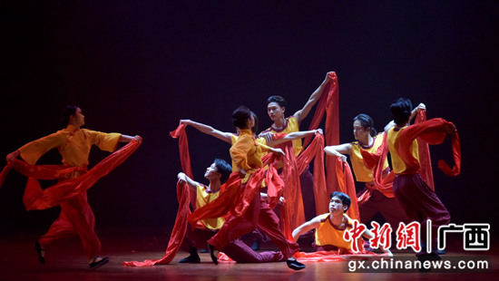 “奋斗新征程”红色舞蹈走进八桂军营活动。图为舞蹈《战马》舞蹈《红船》 张运峰 摄
