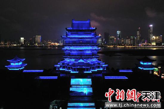 4月2日19时30分，江南名楼滕王阁“点亮蓝灯”，号召社会关注自闭症群体，呼吁公众关爱“星星的孩子”。　刘占昆 摄