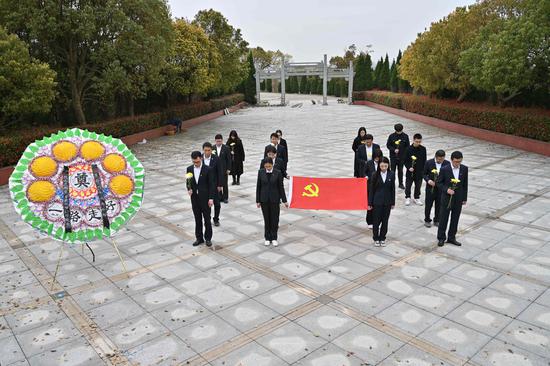 赴革命烈士陵园开展清明祭扫。沈柳言 摄