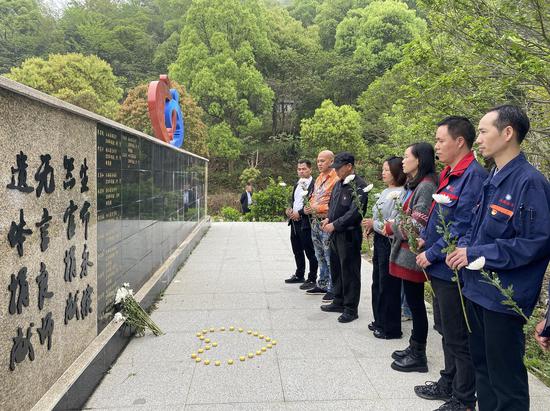 台州路桥的流动党员和入党积极分子祭扫遗体捐献者 王恩兴供图
