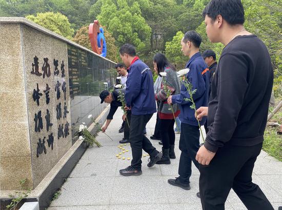 台州路桥的流动党员和入党积极分子祭扫遗体捐献者 王恩兴供图