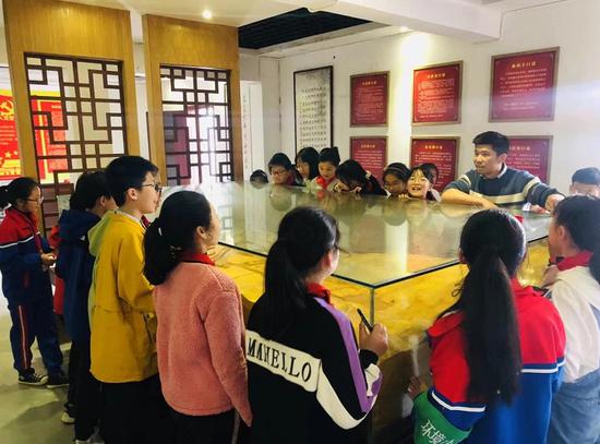 磐石镇小学学生参观日军入侵温州（乐清）展示馆。 蒋华丹供图