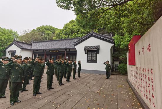 武警杭州支队执勤二大队部分官兵宣誓。 章俊鹏供图