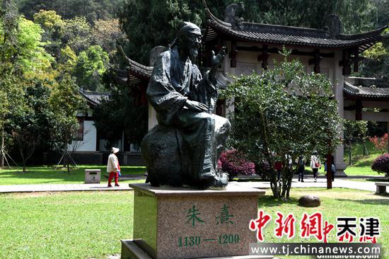 图为3月24日，福建武夷山朱熹园里的朱熹雕塑。 中新社记者 王东明 摄