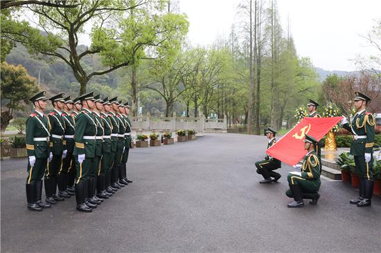 武警官兵在驻地革命烈士陵园重温入党誓词。 潘立供图