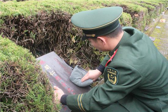 武警官兵在驻地革命烈士陵园为先烈擦拭墓碑。 潘立供图