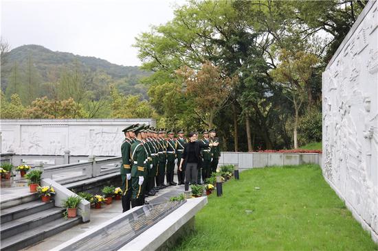 烈士陵园工作人员为武警官兵讲解革命烈士事迹。 潘立供图