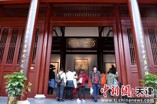 图为3月24日，游客参观福建武夷山朱熹纪念馆。 中新社记者 王东明 摄
