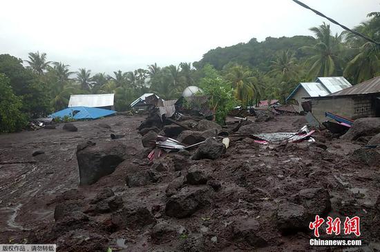当地时间4月4日，印尼东部弗洛雷斯岛Lamanele村遭遇洪灾后的景象。