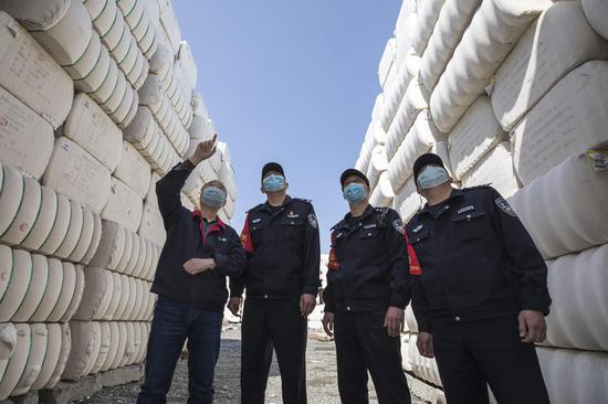 民警对货场棉花存放地的消防安全通道进行安全检查。