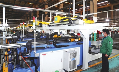 图为天津信隆实业有限公司自动化生产现场。