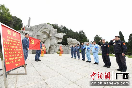 3月25日，南方电网广西桂林兴安供电局组织党员代表来到红军长征突破湘江战役纪念园祭扫烈士墓碑，并重温入党誓词。莫晓姣 摄