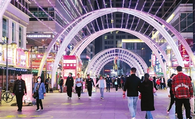 清明假期，奥城商业街客流开始增多，夜间消费逐渐升温。记者 吴迪 摄