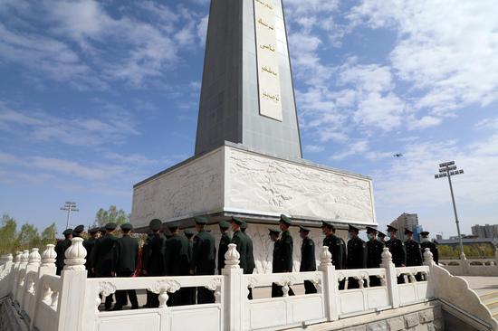 官兵们绕人民英雄纪念碑组织瞻望。