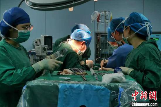  近日，江西省人民医院开展了江西首例单一受体第三次肝移植手术。　江西省人民医院供图