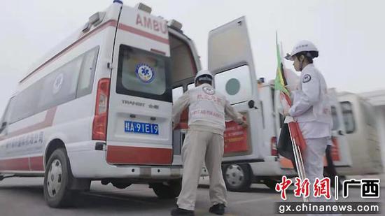 南宁机场应急救援演练医护人员紧急出动。郑广  供图