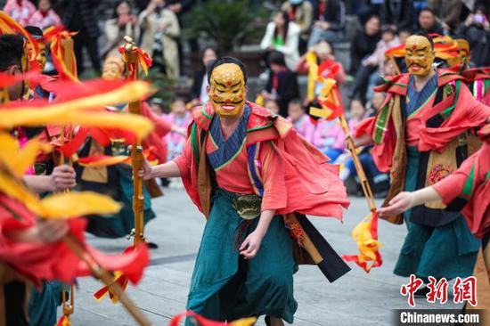 图为仡佬族祭天朝祖大典乐祭中的“娱神舞”表演。　瞿宏伦 摄