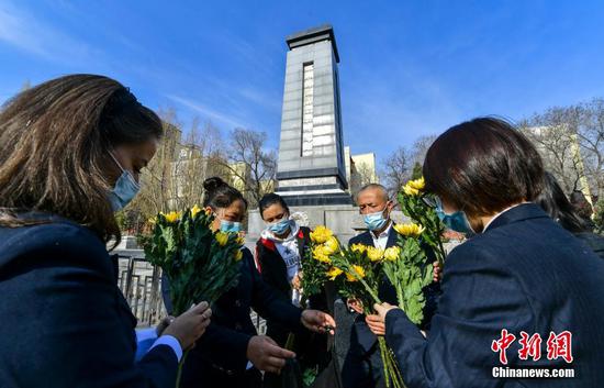 
4月2日，新疆乌鲁木齐市人民公园，民众祭扫新疆各族人民烈士纪念碑，缅怀先烈。中新社记者 刘新