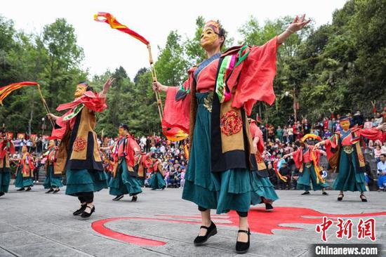 图为仡佬族祭天朝祖大典乐祭中的“娱神舞”表演。　瞿宏伦　摄