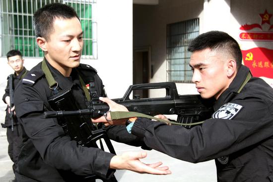 陈烨斌（左一）指导战友练习射击。  徐步文 摄