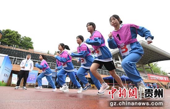 4月8日，在贵州省贵阳市南明区体育中考模拟测试现场，北京八中贵阳分校九年级的学生正在进行长跑模拟测试。