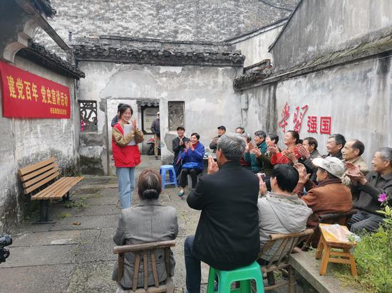 台门里学党史。宋敏敏 摄