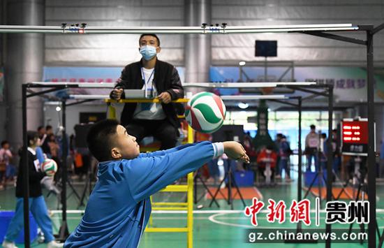 4月8日，在贵州省贵阳市南明区体育中考模拟测试现场，北京八中贵阳分校九年级的学生正在进行排球模拟测试。