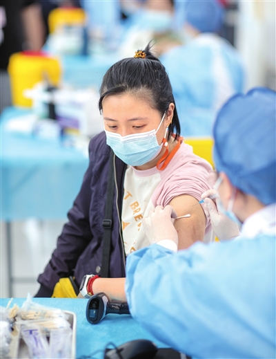 市民在盛博名轩临时接种点内接种疫苗。 王英浩 摄