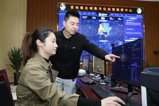 工作人员查看数字化治理信息平台。潘江伟 摄