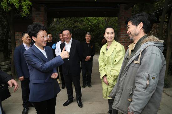 吴玉凤一行走访银湖街道大庄村卢新茶园.包健 摄