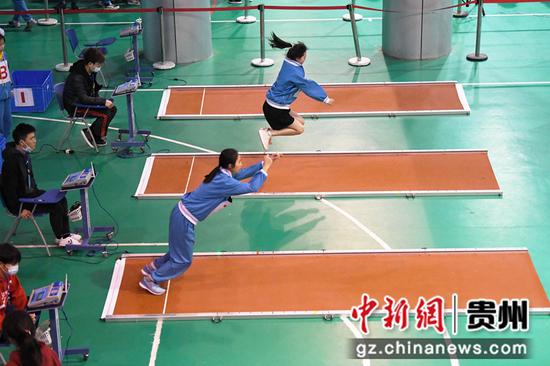4月8日，在贵州省贵阳市南明区体育中考模拟测试现场，北京八中贵阳分校九年级的学生正在进行立定跳远模拟测试。