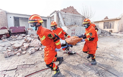 日前，天津市消防救援总队举行代号为“春雷行动”的地震救援综合实战演习。 记者 胡凌云 通讯员 王英浩 摄
